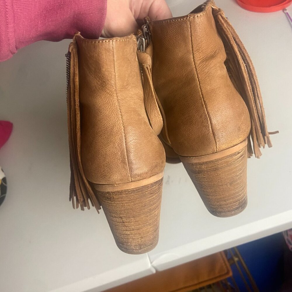 Dolce Vita Size 9.5 Juneau Ankle Boots Fringe Chain Neutral Brown Shoes Suede - Picture 5 of 8